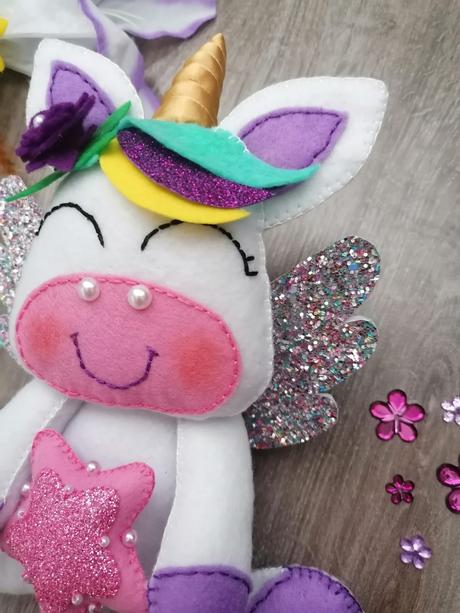 Rucne šitý jednorožec, 