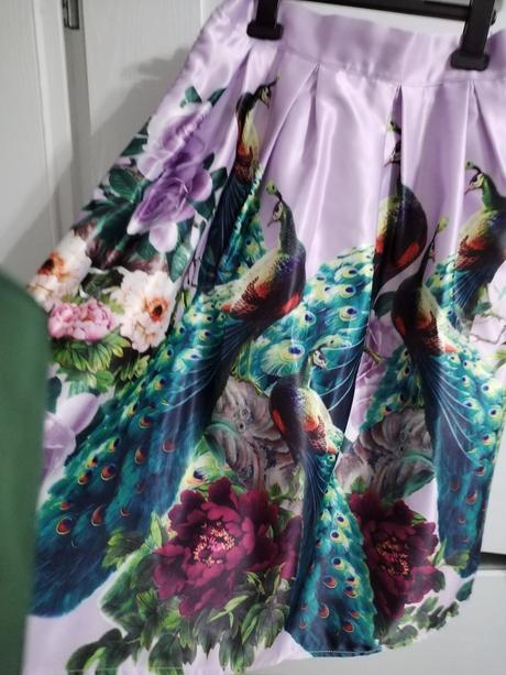 Satenova nadherna sukna uni je na gumu,