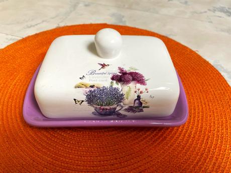 Porcelánová maselnička, 