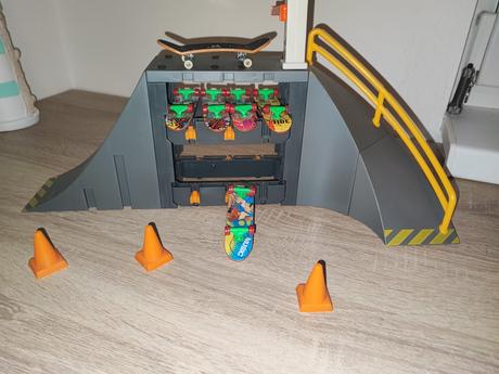 Skateboard vysokej rampy so zábradlím, 