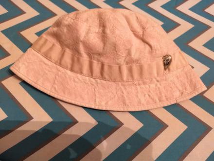 Klobúk s krajkou, pompdelux,122