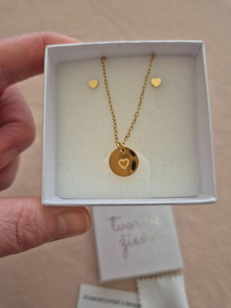 Medailon so srdieckom z chirurgickej ocele,