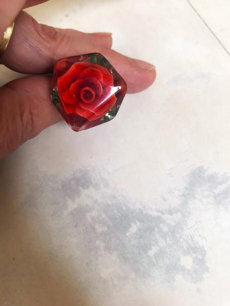 Masívny prsteň z plexiskla,