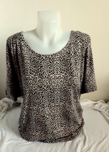 Krásne voĺnejšie tričko s prestrihmi na pleciach, f&f,38