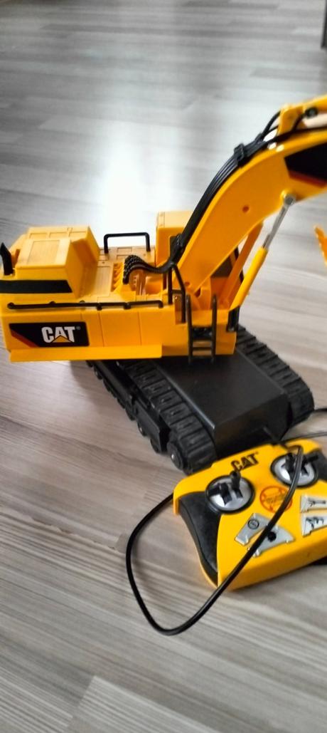 Cat pasovy bager na ovladanie,