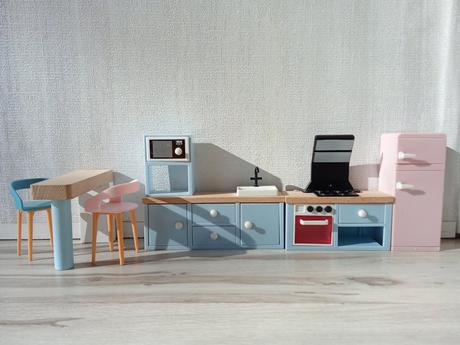 Drevený nábytok pre bábiky s 2 bábikami a mačkami, 