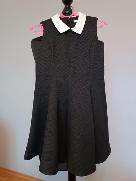 Čierne šatočky z bielym goliérikom, 122