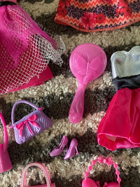 Šaty a doplnky pre barbie, 