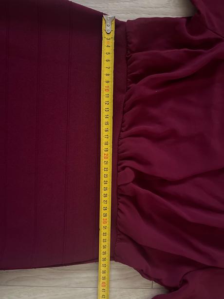 Bordové minišaty, 36