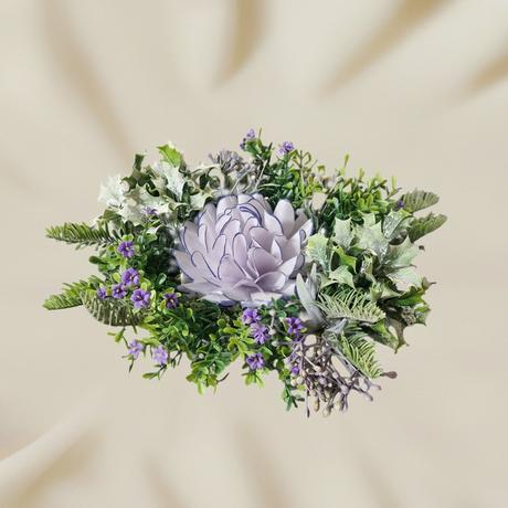 Hrobčeková ikebanka s voskovým kvetom, 