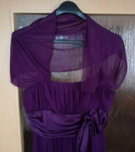 Šaty 42 s poštou, 42