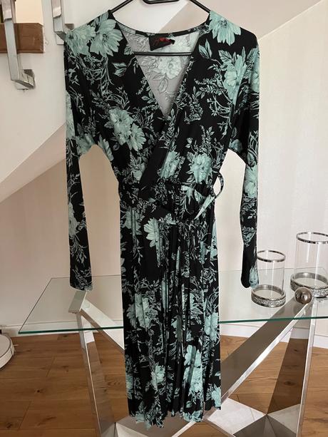 Kvetované šaty s plisovanou sukňou, 