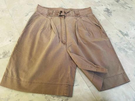 Bermudy s vysokým pásom, 44