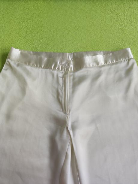 Saténový kostým, 42