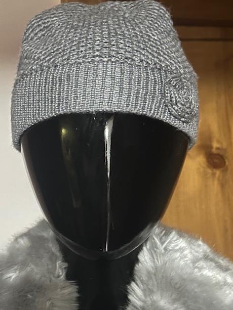 Sivá pletená čiapka s kvietkom, s.oliver