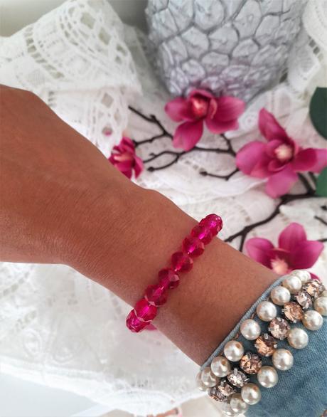 Ružový náramok so sklenených korálkov,