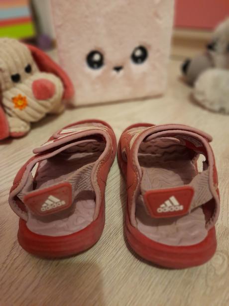 Slapky, vsuvky aj do vody., adidas,23