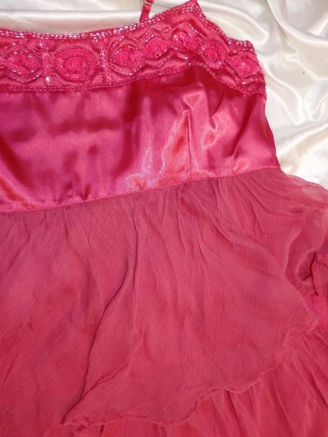 Velmi pekne volanikove saty, 38