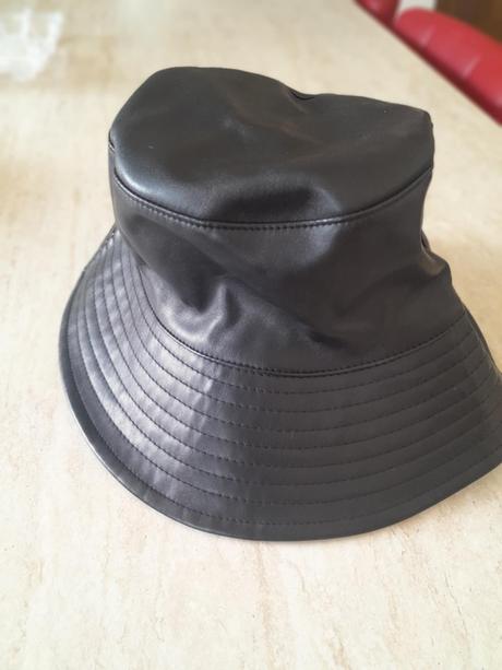 Koženkový klobúk, reserved