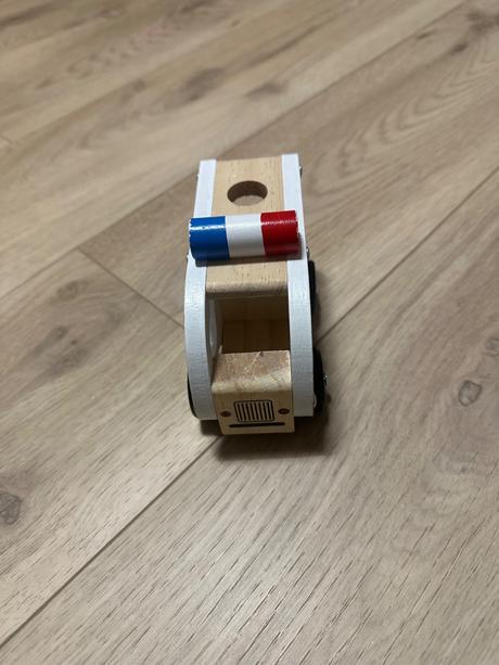 Drevené hasičské auto a sanitka, 