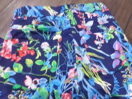 Kvetovane nohavice, s