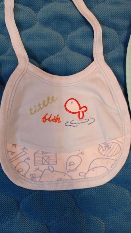 Podbradníky, slintaciky, aj vianočný, 