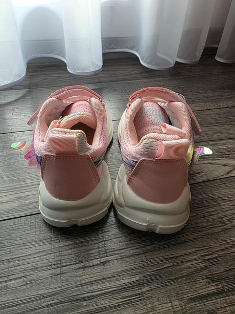 Ružové tenisky, 32