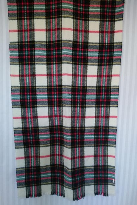 Podlhovastá farebná šatka so strapcami,