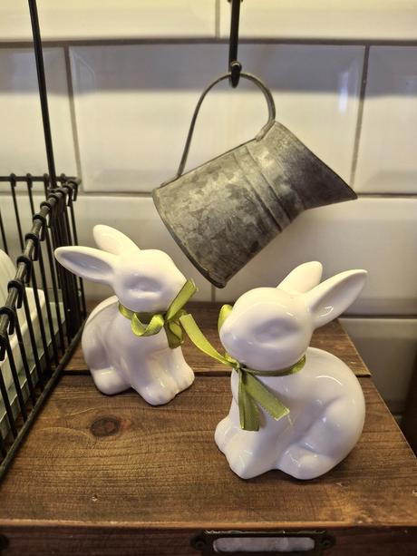 2ks biele keramicke zajaciky, 