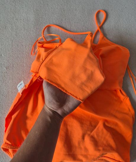 Neónovo oranžové body, m
