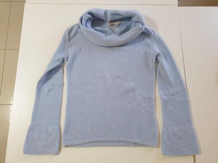 Bledomodrý  rolák s veľkým stojačikom, s