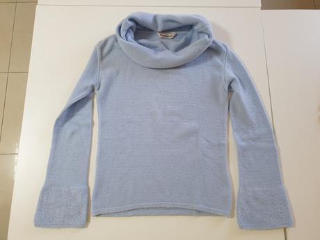 Bledomodrý  rolák s veľkým stojačikom, s