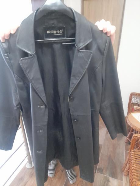 Čierný kožený kabát, 42