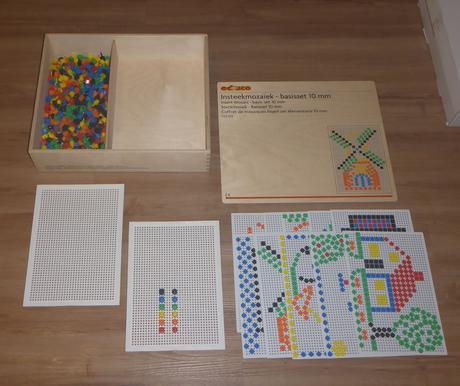 Mozaika v skrinke - malé klinčeky,