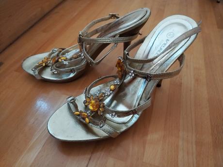 Zlaté sandálky, 40