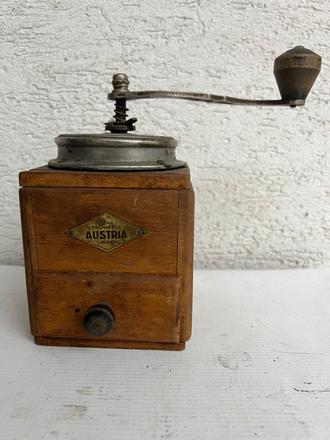 Starozitny dreveny mlyncek na kavu, 