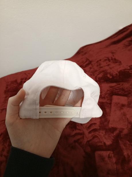 Dievčenská šiltovka, new yorker