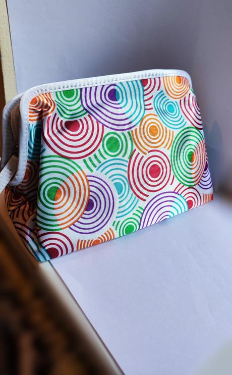 Kozmetická taštička s kruhmi,