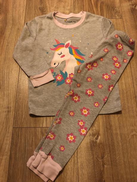 Pyžamo vel 104, 104