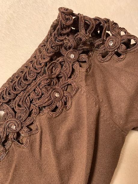 Hnedý tenší svetrík s výstrihom a vloženou madérou, m / s