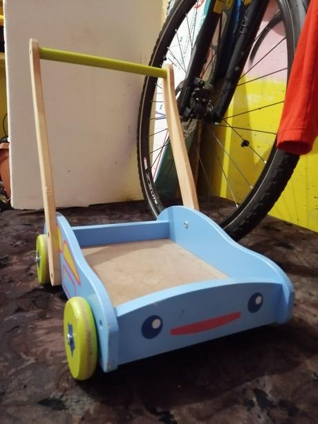 Drevený vozík na ťahanie /tlačenie, 