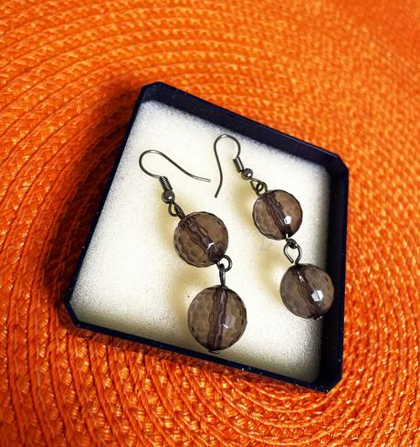 Visiace dymové náušnice, 