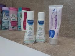 Mustela® Detský čistiaci gél na vlasy a telo, 500 ml