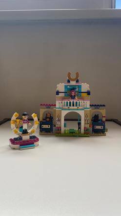 Lego stajna,