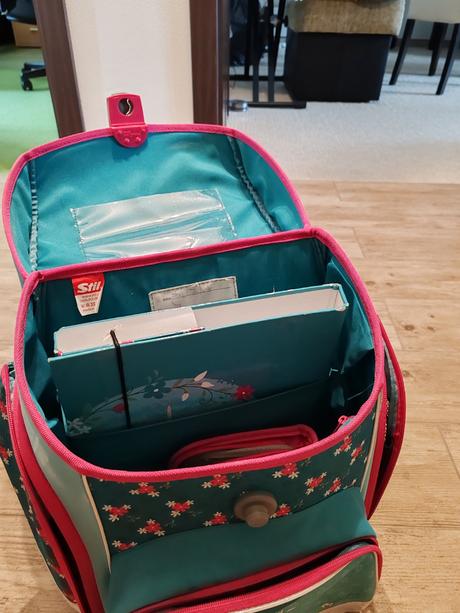 Dievčenská školská taska-aktovka,