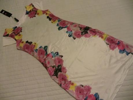 Letné krémové šaty s kvetami veľkosť m, m