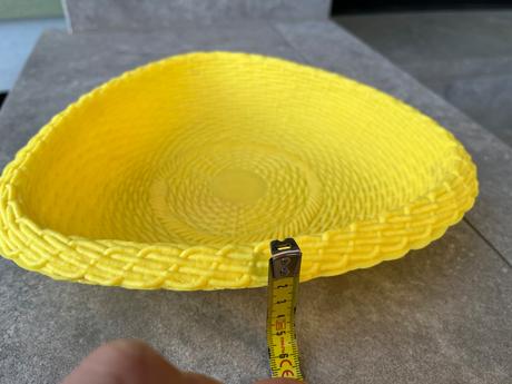 Žltý košík z plastu, 