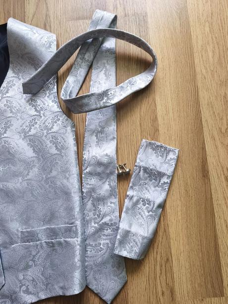Vesta, kravata a gombíky, s
