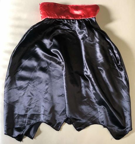 110/116 plast ku kostymu,upír,drakula,5-6 r., 