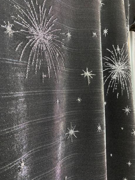 Trblietavé šaty, 36